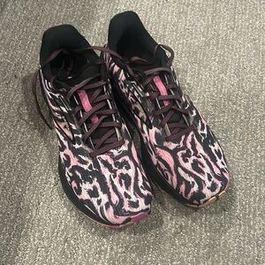 Brooks Launch 10 GTS ‘Run Wild’ Women Running Sneakers- SZ 9